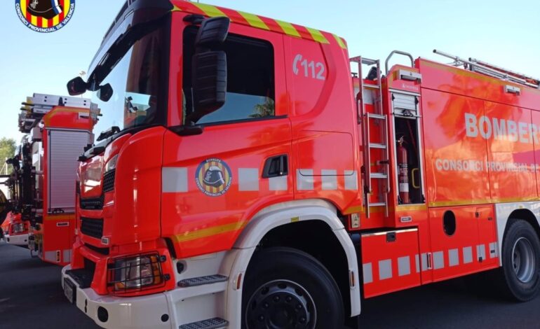 Un incendio afecta a siete coches de una empresa de automoción junto a la CV-383 en Cheste (Valencia)