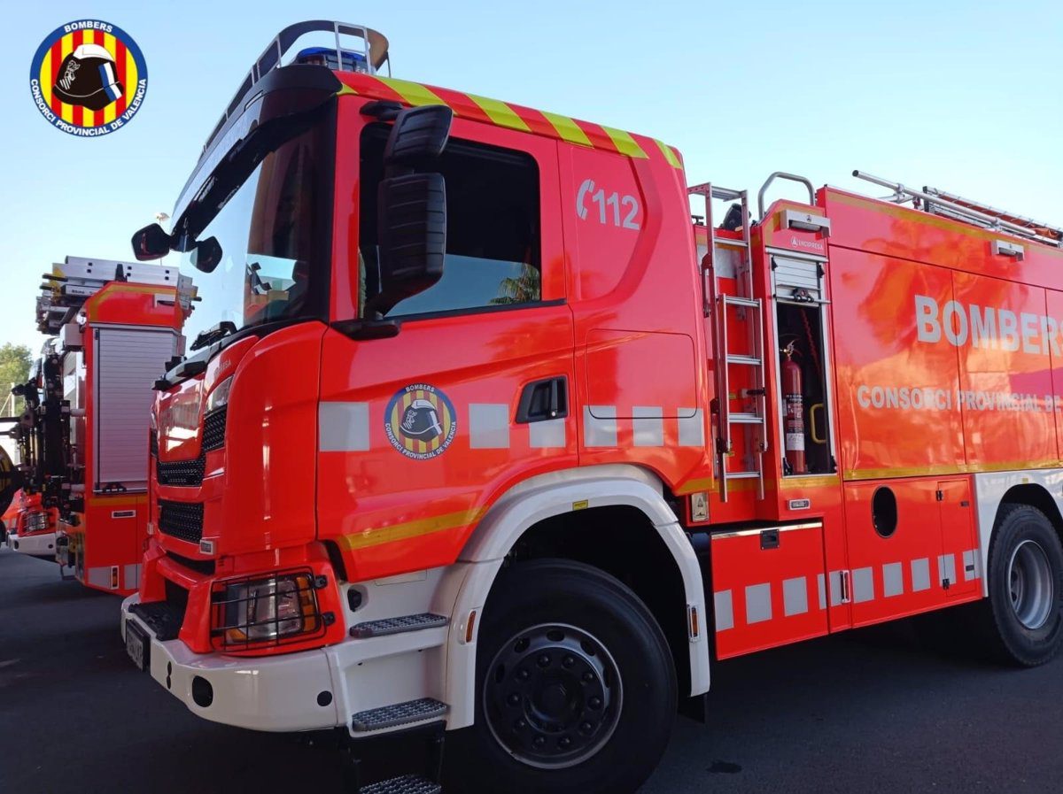 Un incendio afecta a siete coches de una empresa de automoción junto a la CV-383 en Cheste (Valencia)