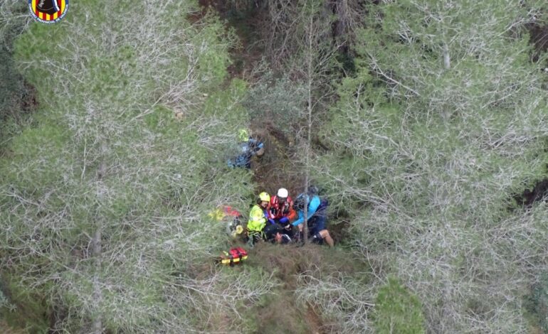 Bomberos rescatan a un ciclista tras caerse en una ruta en Xàtiva