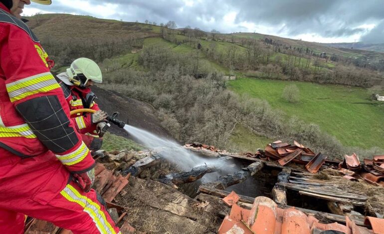 Bomberos sofocan un incendio en una cabaña en Pisueña