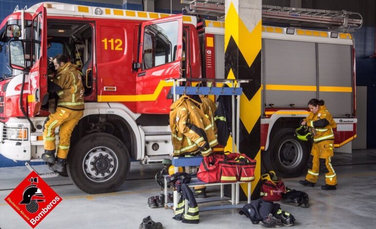 Extinguen un incendio de matorrales en Elda en pleno temporal de viento