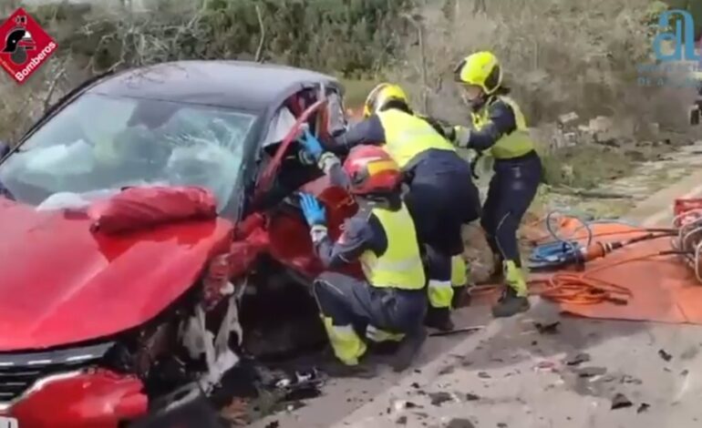 Tres heridos por el choque frontal de dos coches en Elche