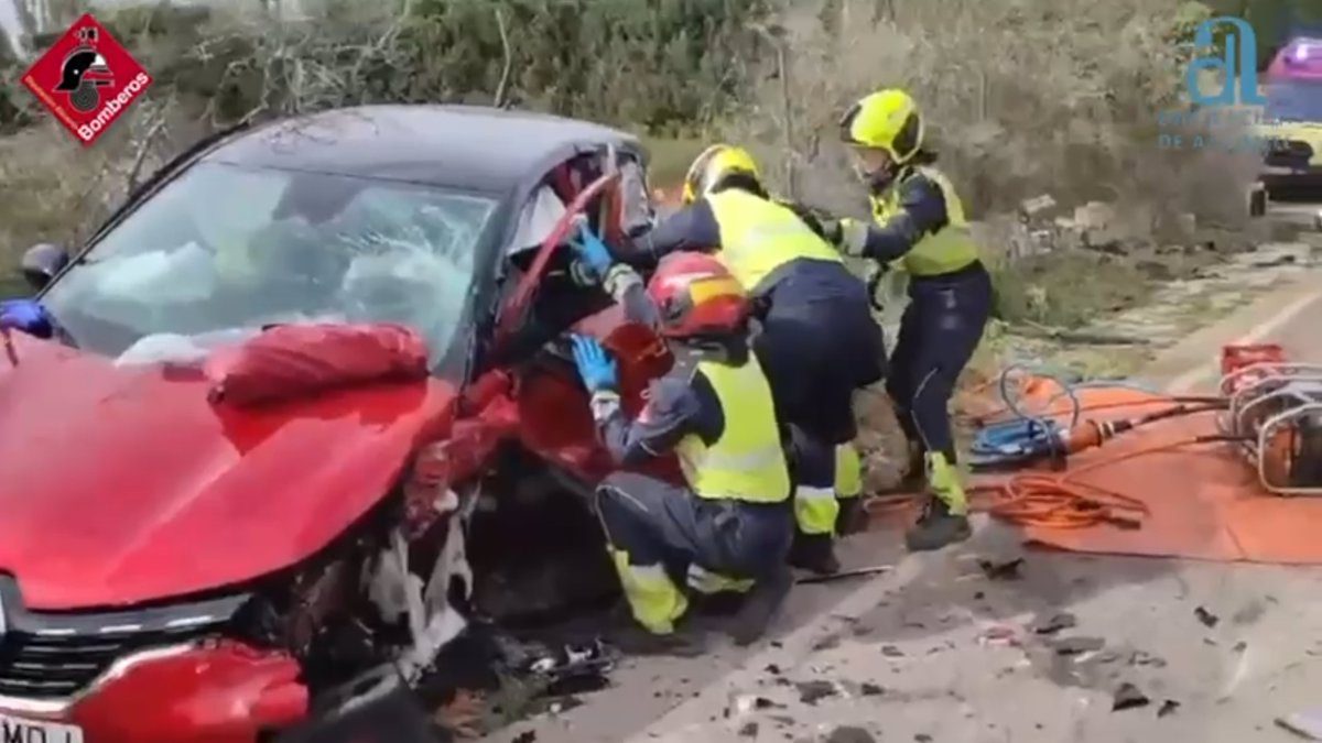 Tres heridos por el choque frontal de dos coches en Elche