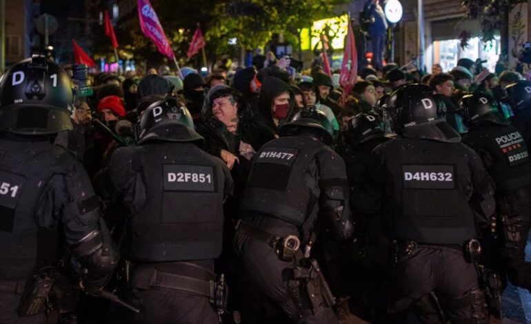 Mossos cargan contra los manifestantes en contra del desalojo de la Antiga Massana de Barcelona