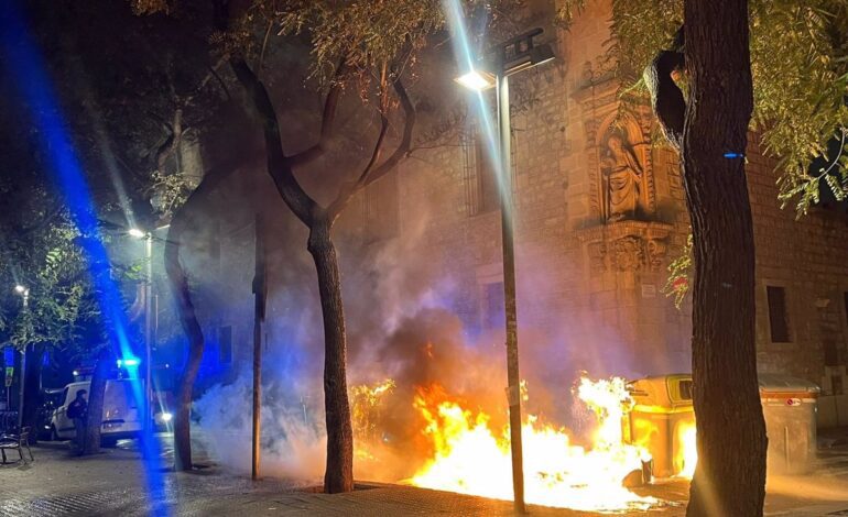 Bombers apagan contenedores quemados por los manifestantes en Barcelona