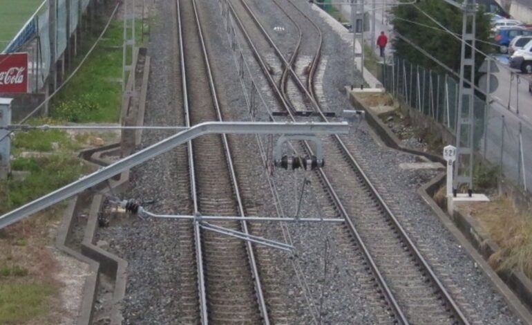 La caída de un árbol sobre la catenaria interrumpe la circulación ferroviaria en Casar de Periedo durante una hora