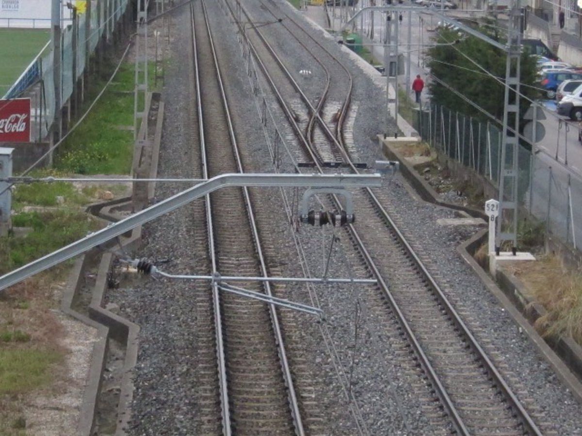 La caída de un árbol sobre la catenaria interrumpe la circulación ferroviaria en Casar de Periedo durante una hora