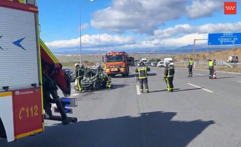 Muere un conductor al colisionar con un camión en la M-50 y quedar atrapado en su coche