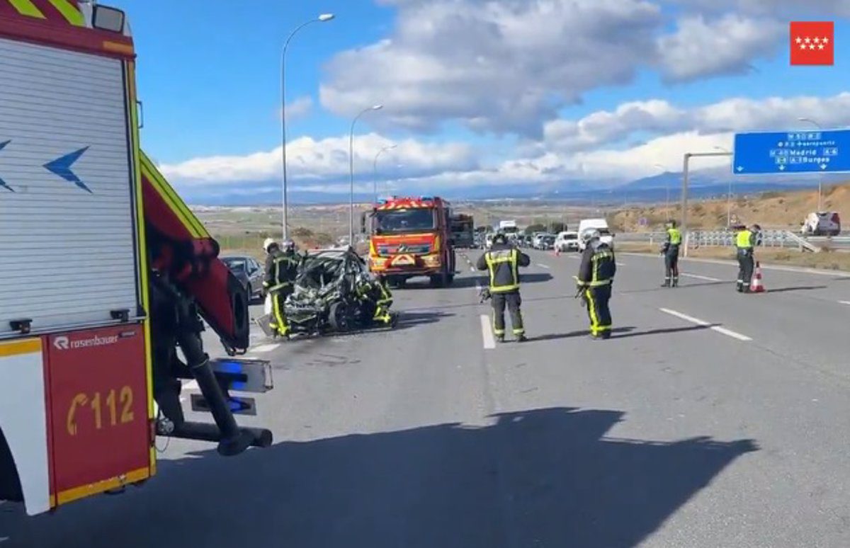 Muere un conductor al colisionar con un camión en la M-50 y quedar atrapado en su coche