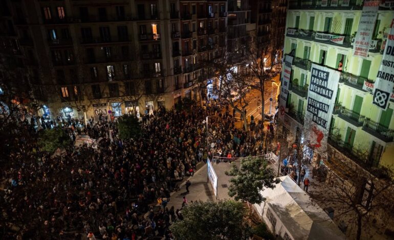 Vecinos de Casa Orsola de Barcelona protestan con una cacerolada por el desalojo de este viernes