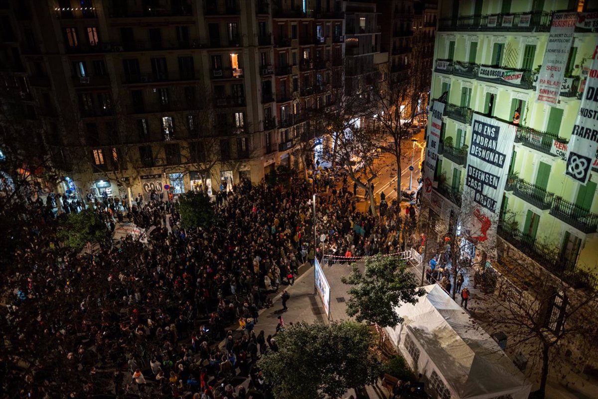 Vecinos de Casa Orsola de Barcelona protestan con una cacerolada por el desalojo de este viernes