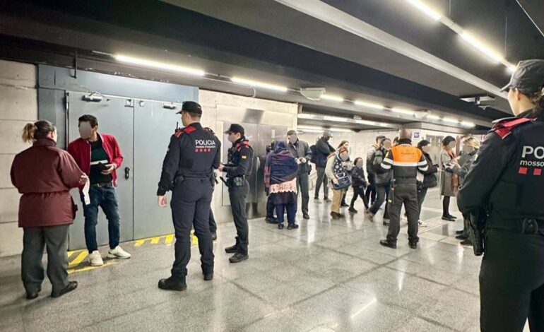 Tres detenidos en un dispositivo de Mossos para evitar robos en el Metro tras el Barça-Atalanta