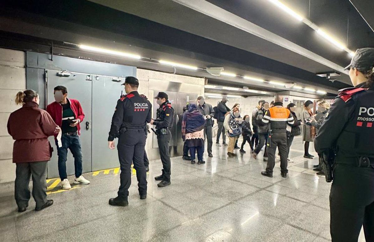 Tres detenidos en un dispositivo de Mossos para evitar robos en el Metro tras el Barça-Atalanta