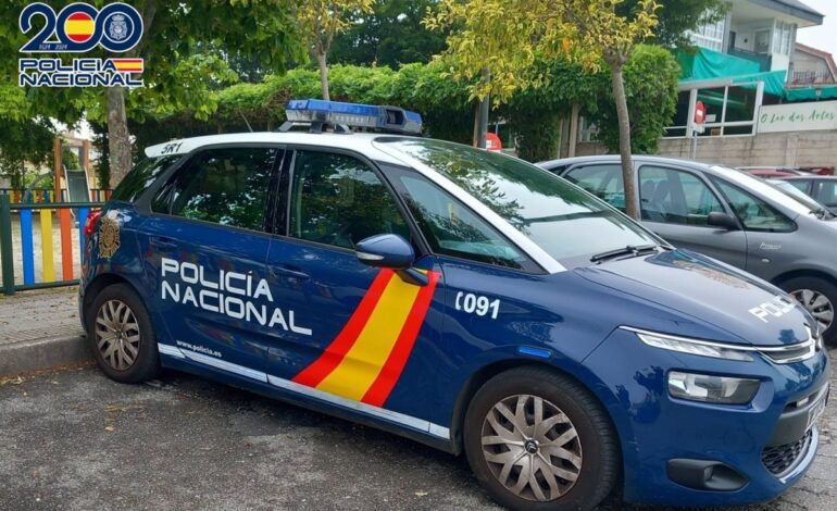 Un hombre drogado llama a la Policía porque cree que han entrado en su casa y los agentes descubren un arsenal