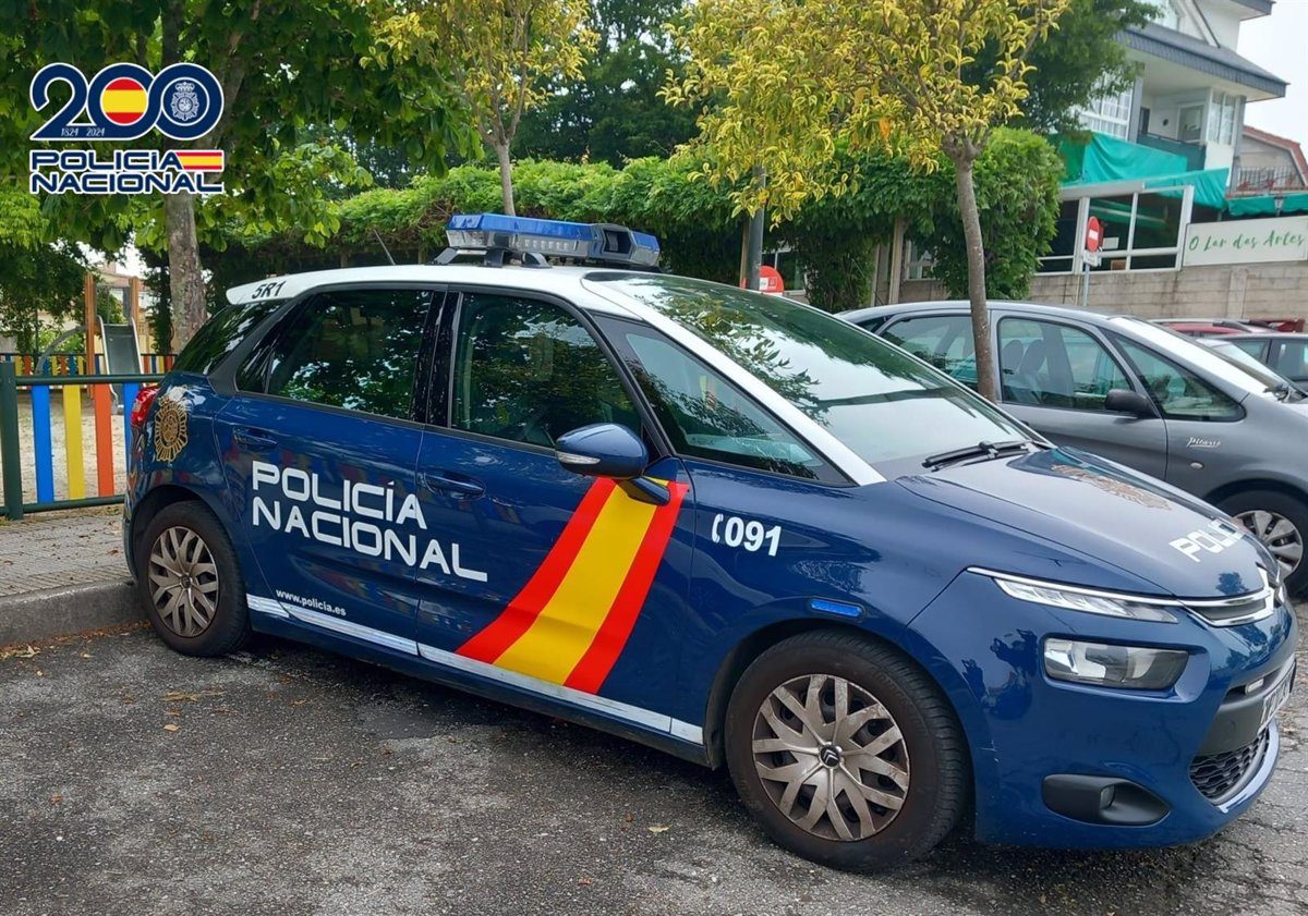 Un hombre drogado llama a la Policía porque cree que han entrado en su casa y los agentes descubren un arsenal