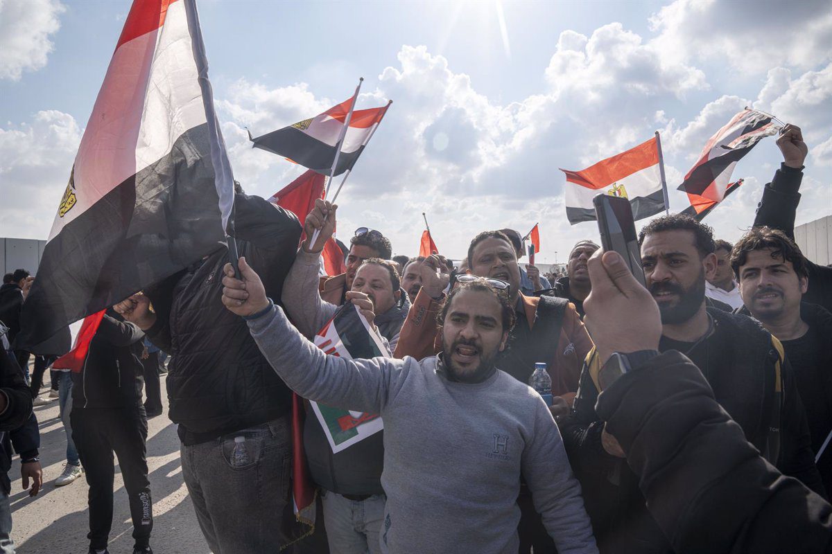 Cientos de egipcios protestan en el paso de Rafá contra la iniciativa de Trump para desplazar palestinos