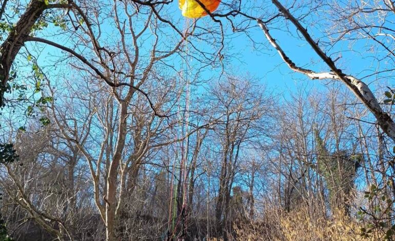 Rescatan ileso a un parapentista que se quedó atrapado en un árbol en Laviana