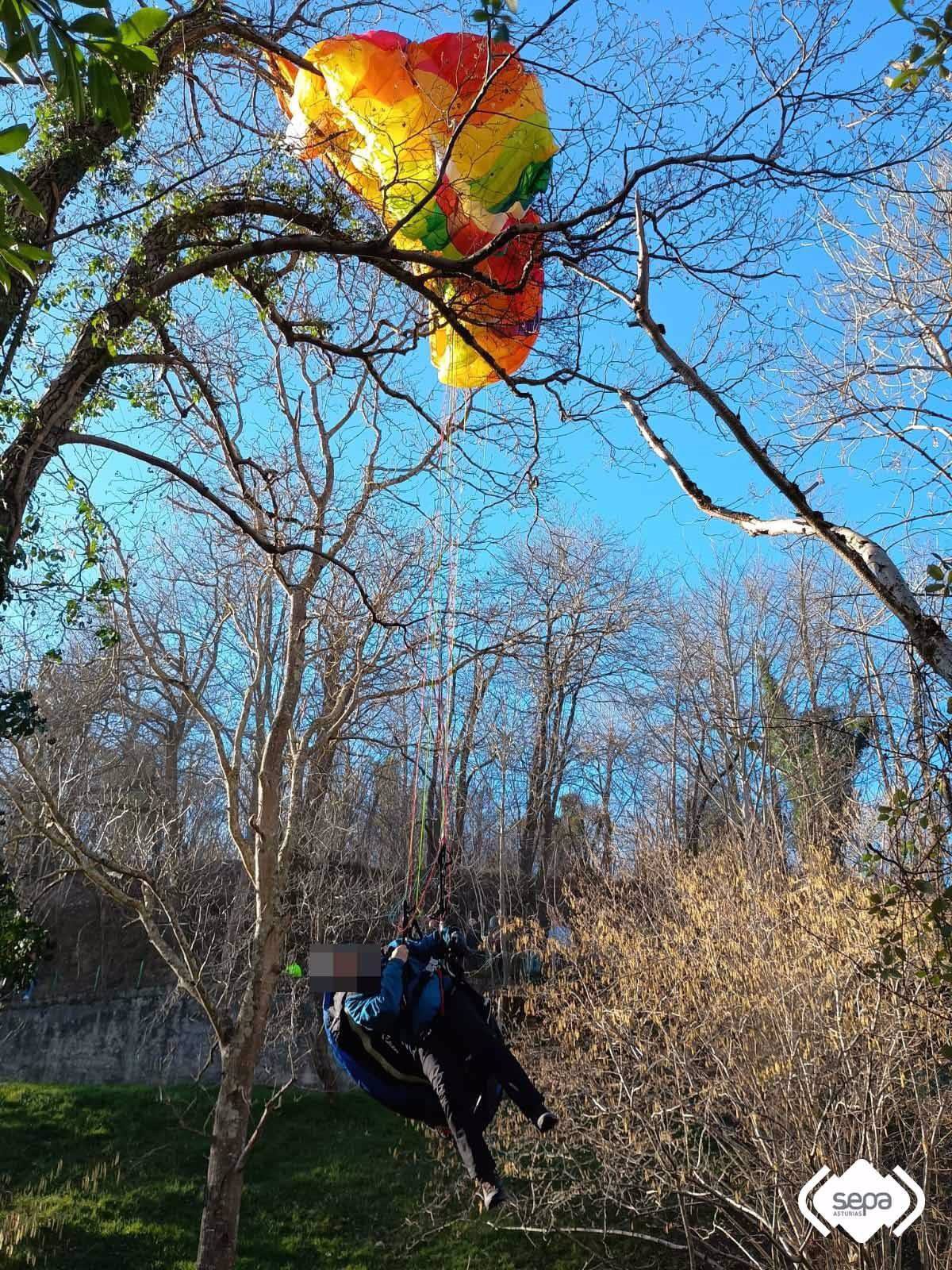 Rescatan ileso a un parapentista que se quedó atrapado en un árbol en Laviana