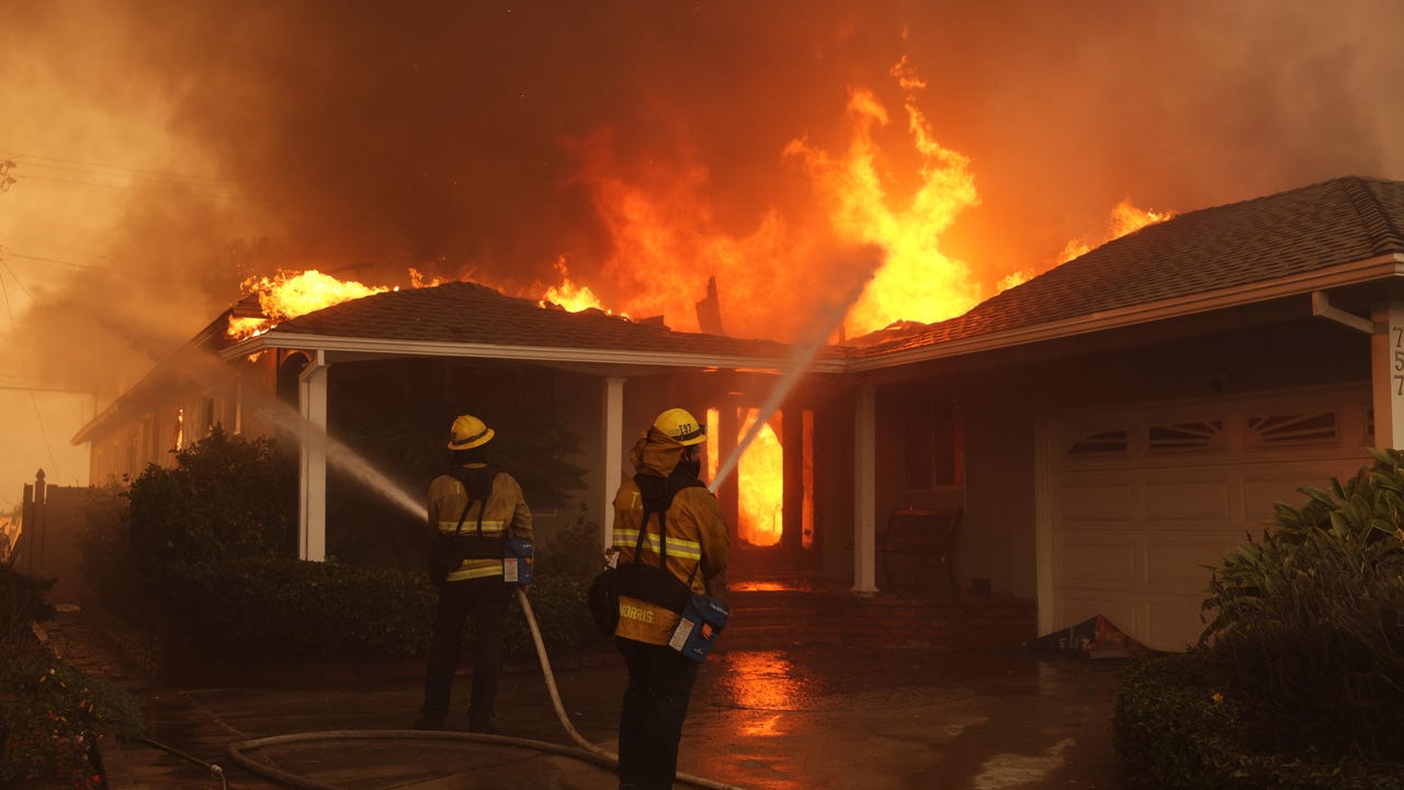 Suben a 16 los muertos en los incendios de Los Ángeles