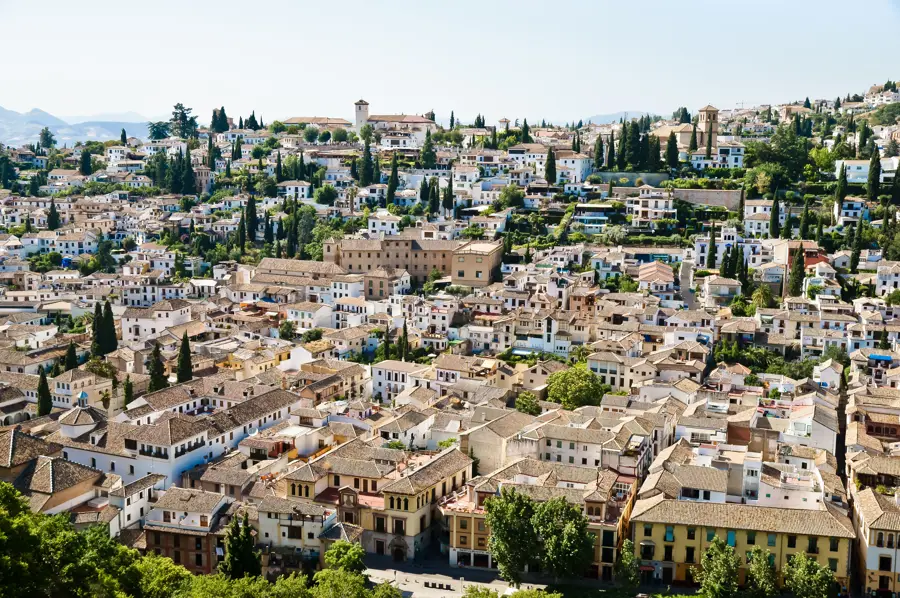 Hermosa vista de la ciudad de Granada en un día de invierno.
