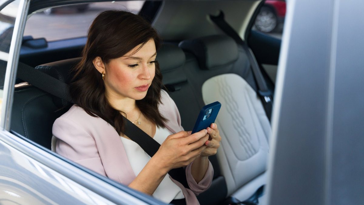 La nueva tecnología para evitar marearte en el coche está en la palma de tu mano