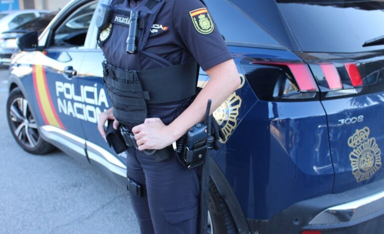 Detenidos dos hombres por intentar atracar un supermercado con una pistola falsa en Alicante