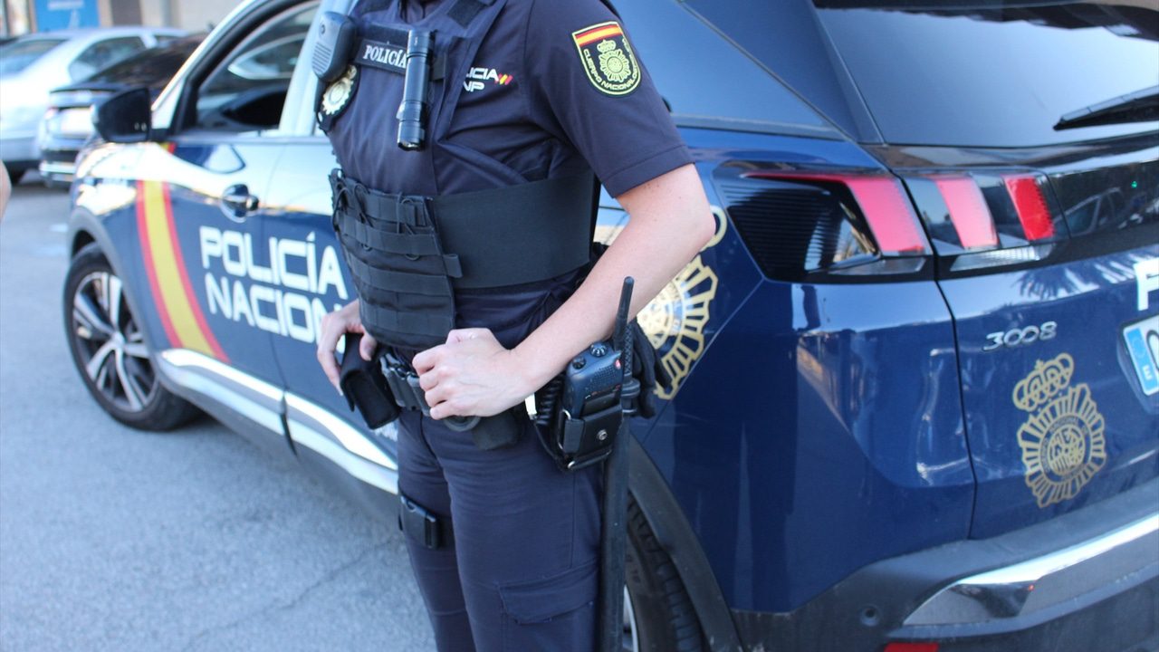 Detenidos dos hombres por intentar atracar un supermercado con una pistola falsa en Alicante