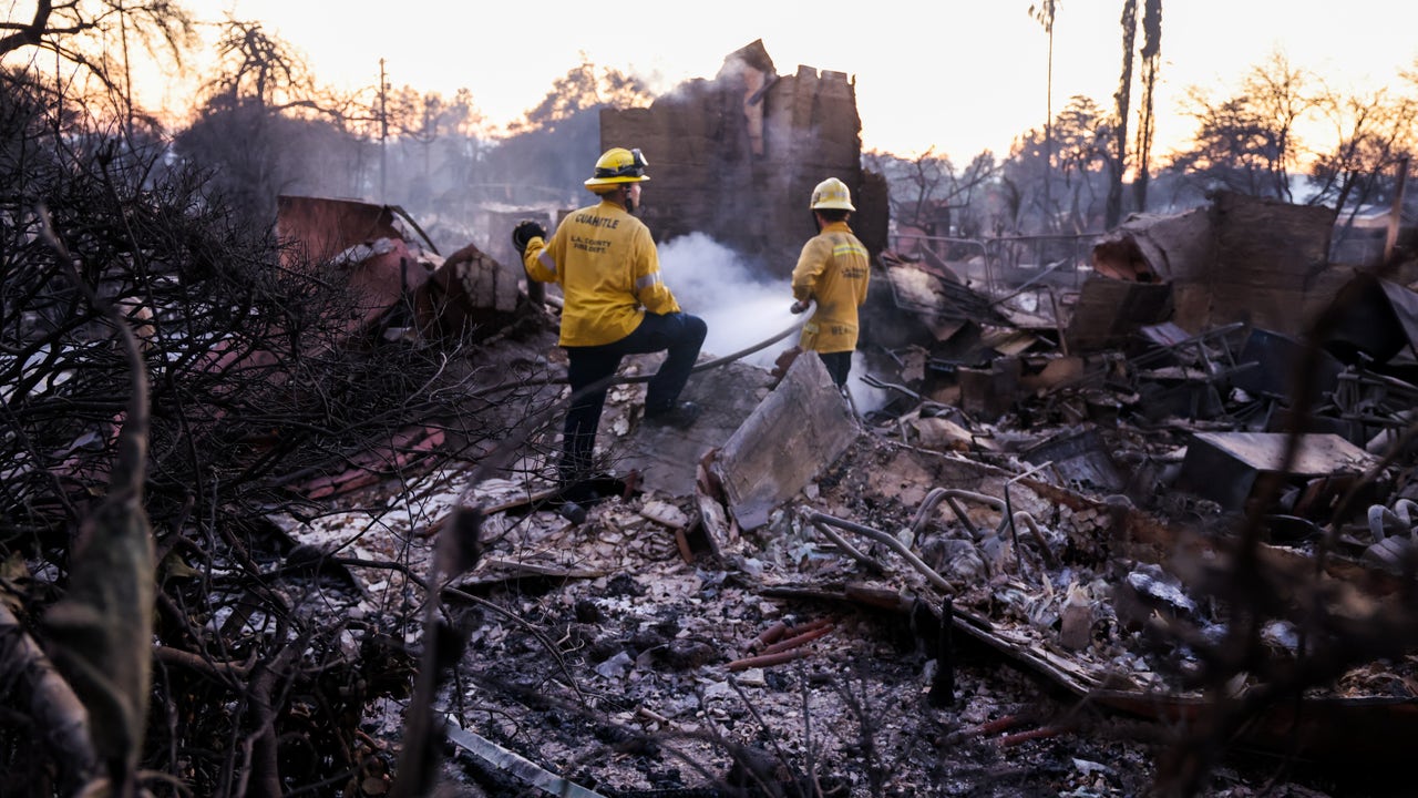 Un millonario solicita la ayuda de bomberos privados para salvar su casa en California: «Pagaré lo que sea»