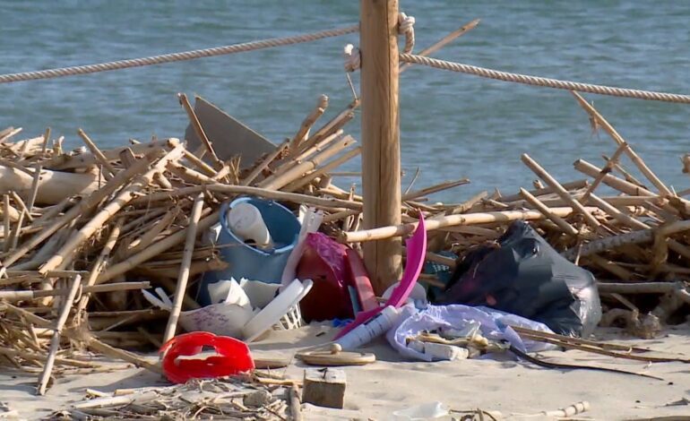 Los residuos de la DANA en las playas valencianas ponen en jaque la Semana Santa