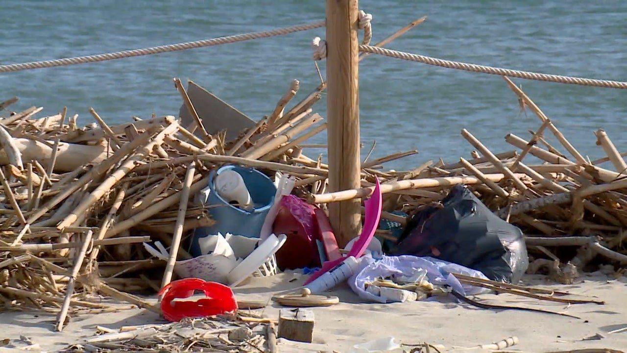 Los residuos de la DANA en las playas valencianas ponen en jaque la Semana Santa