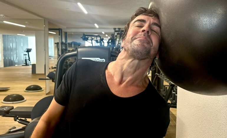 La imagen viral de Fernando Alonso en vacaciones: ¡Machacándose en el gimnasio!