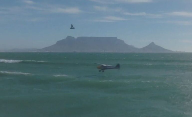 sobrevuela una avioneta con su tabla de kitesurf