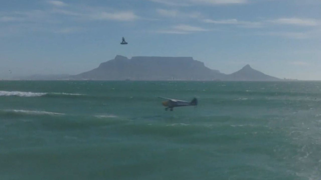 sobrevuela una avioneta con su tabla de kitesurf