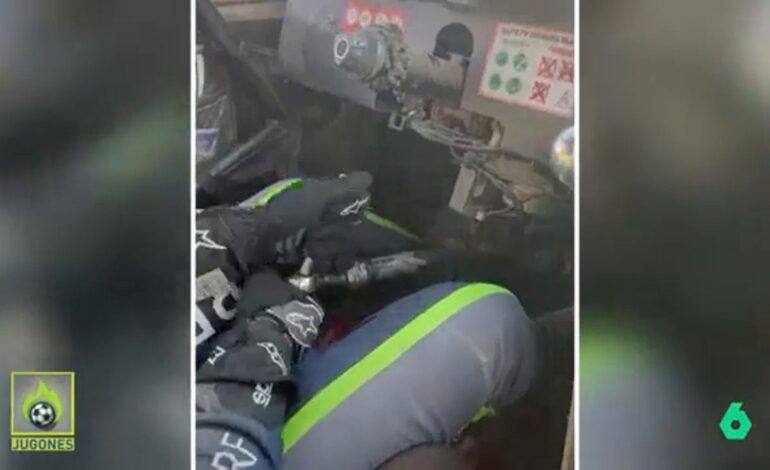 La sorprendente imagen de un piloto conduciendo sin volante en el Dakar