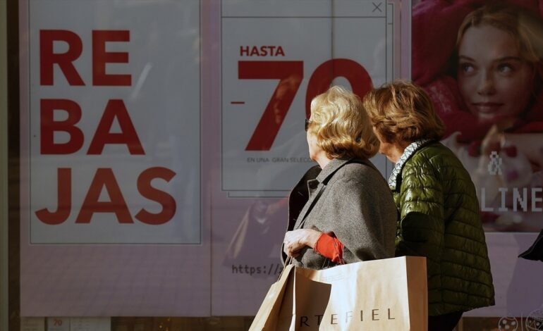 Los españoles gastarán una media de 181 euros en las rebajas de enero, la ropa y el calzado los protagonistas