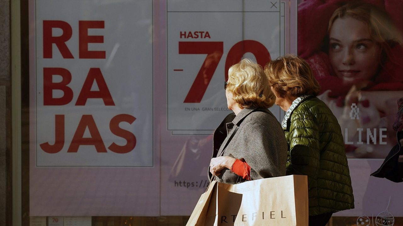 Los españoles gastarán una media de 181 euros en las rebajas de enero, la ropa y el calzado los protagonistas