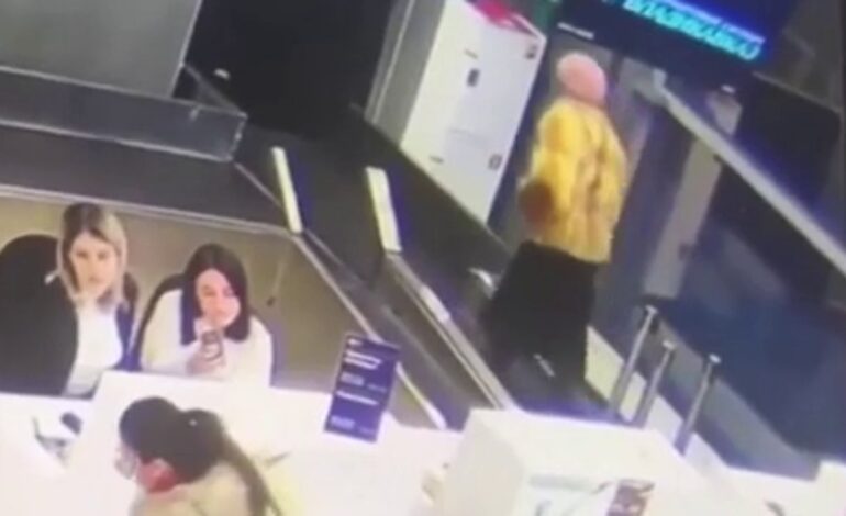 Una jubilada rusa se cuela tras su maleta en la cinta de facturación de un aeropuerto