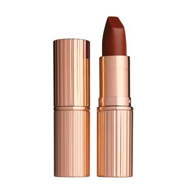 Barra de labios Matte Revolution en el tono So 90's de Charlotte Tilbury. Precio: 39,99€