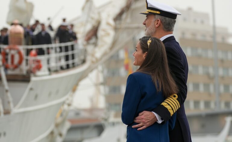 Los Reyes despiden emocionados a la Princesa Leonor, que zarpa en el buque escuela Juan Sebastián Elcano