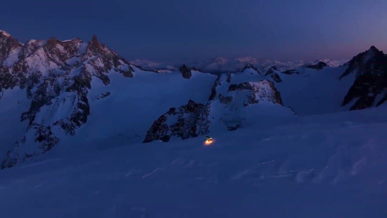 El sol se pone y mis esquís se iluminan para el último descenso del año