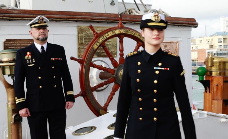 La Princesa Leonor embarca en el buque Juan Sebastián de Elcano, donde pasará 5 meses navegando