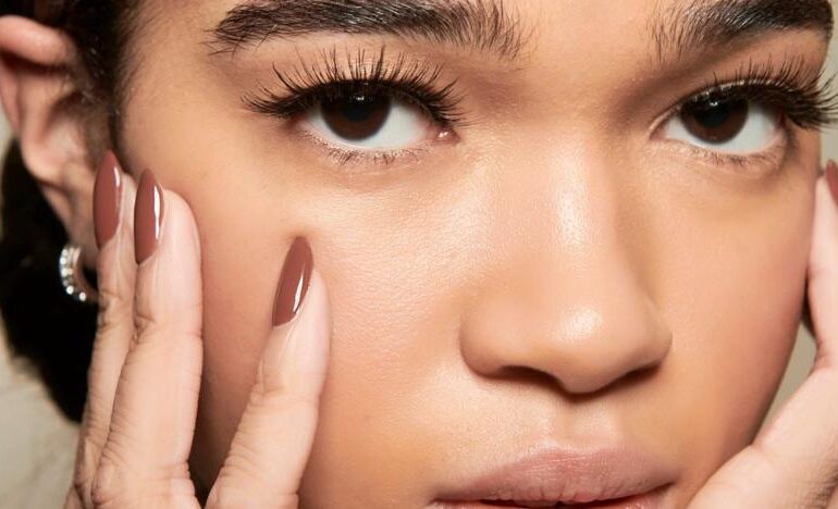 Uñas Mocha Mousse: 5 esmaltes duraderos para llevar la manicura tendencia