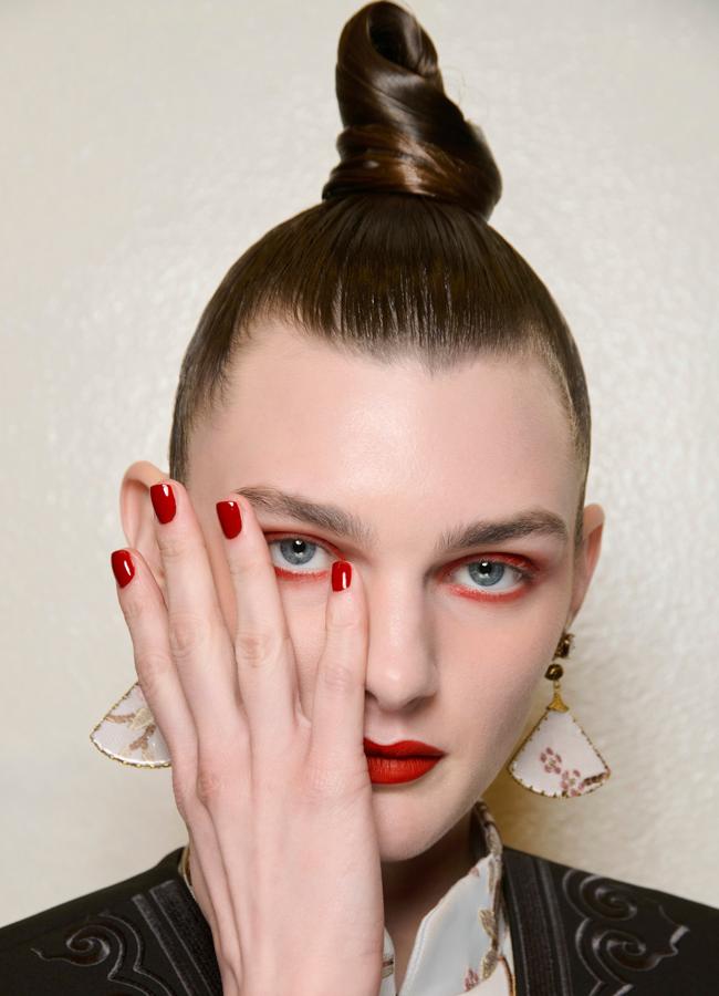 Manicura en rojo. Foto: Enfoque en Launchmetrics