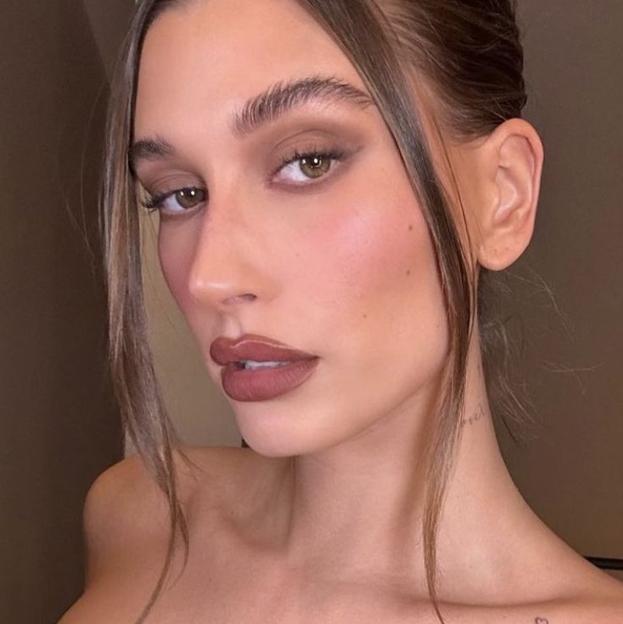 Hailey Bieber con maquillaje de moda en tonos mocha mousse