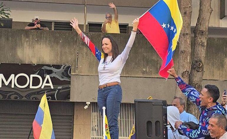 La oposición venezolana denuncia un tiroteo a la comitiva de su líder María Corina Machado tras finalizar la manifestación