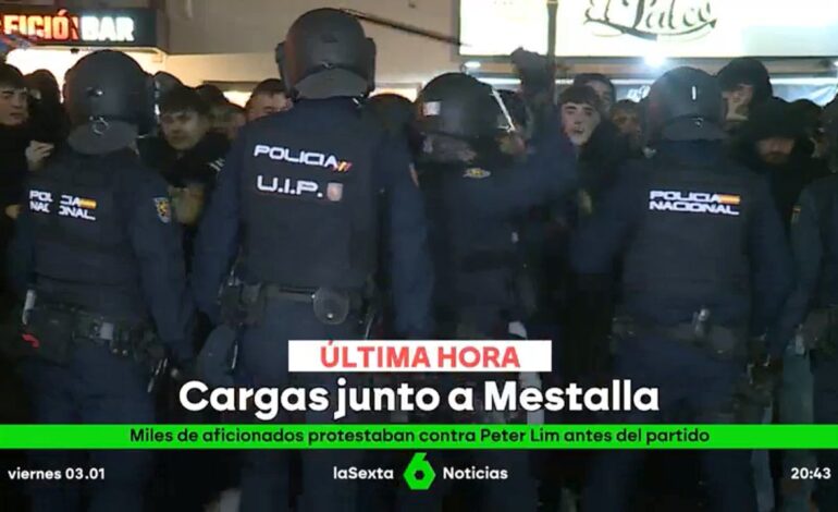 Cargas policiales en Mestalla contra aficionados valencianistas que se manifestaban en contra de Lim