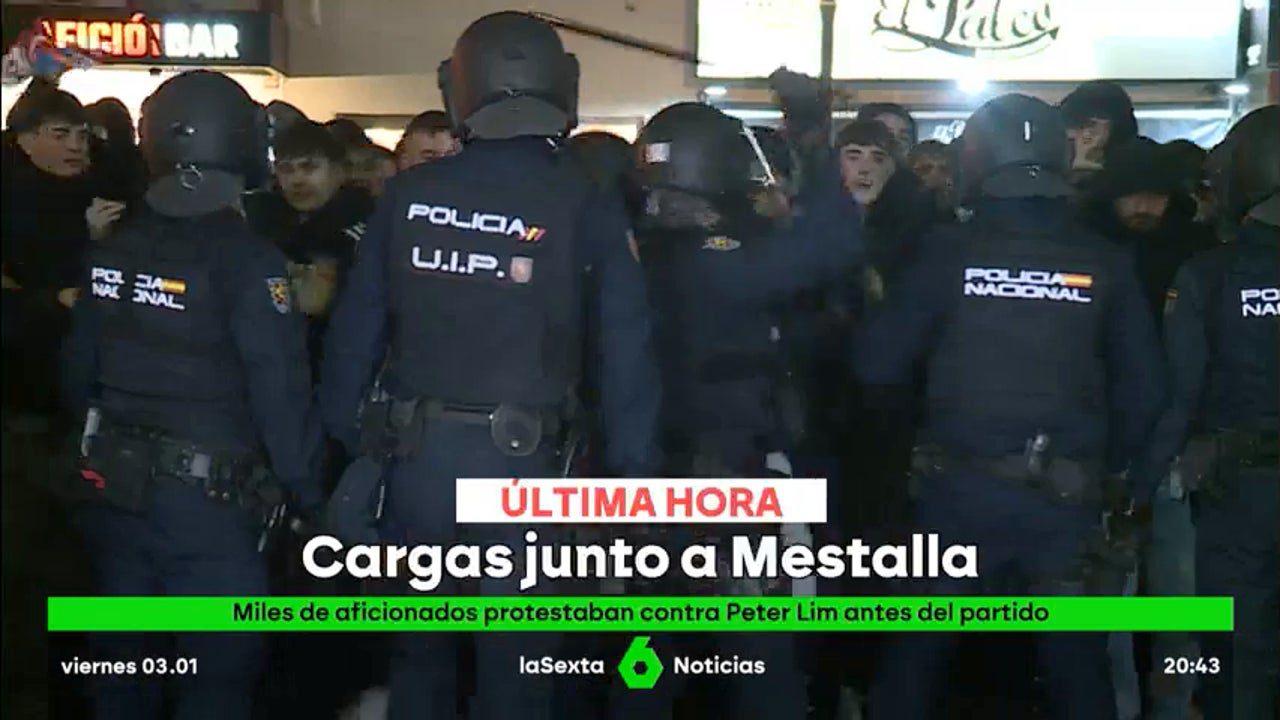 Cargas policiales en Mestalla contra aficionados valencianistas que se manifestaban en contra de Lim