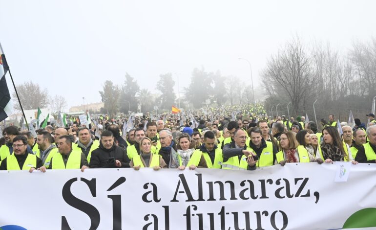 Miles de manifestantes exigen al Gobierno la continuidad de la central nuclear de Almaraz