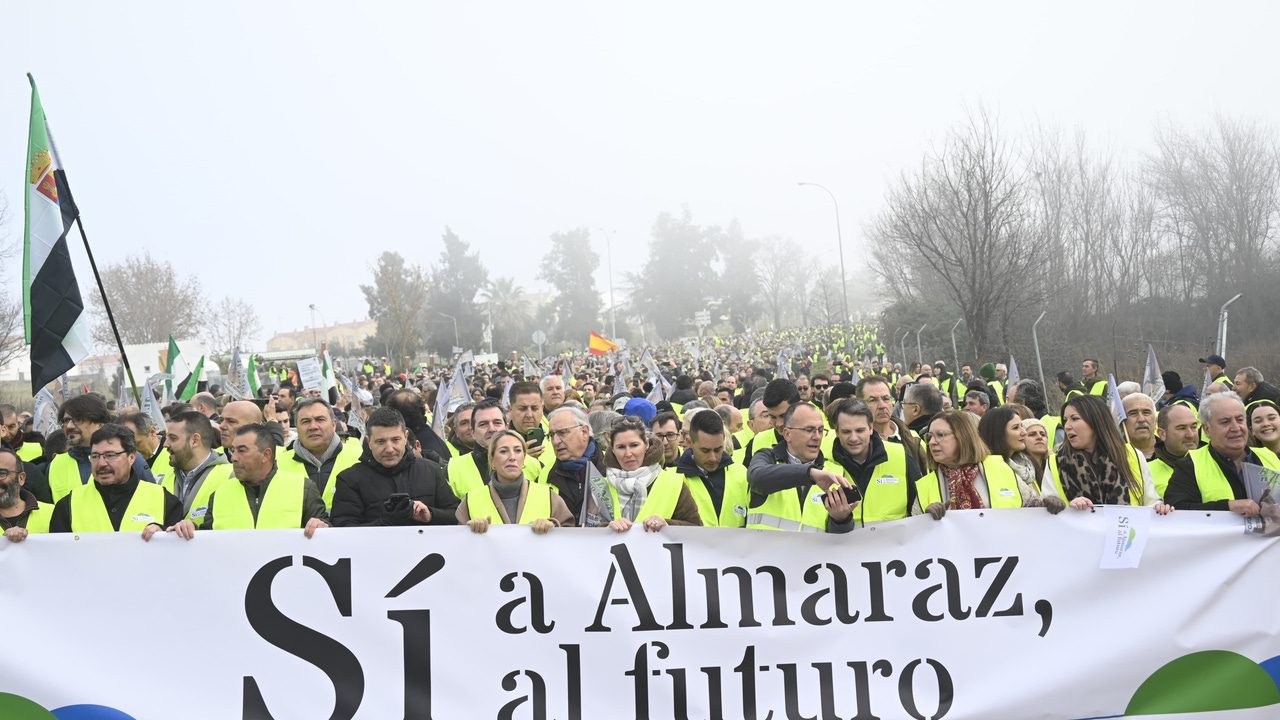 Miles de manifestantes exigen al Gobierno la continuidad de la central nuclear de Almaraz