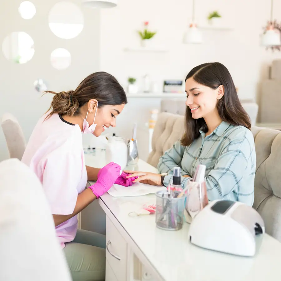 Mujer haciéndose las uñas en un estudio